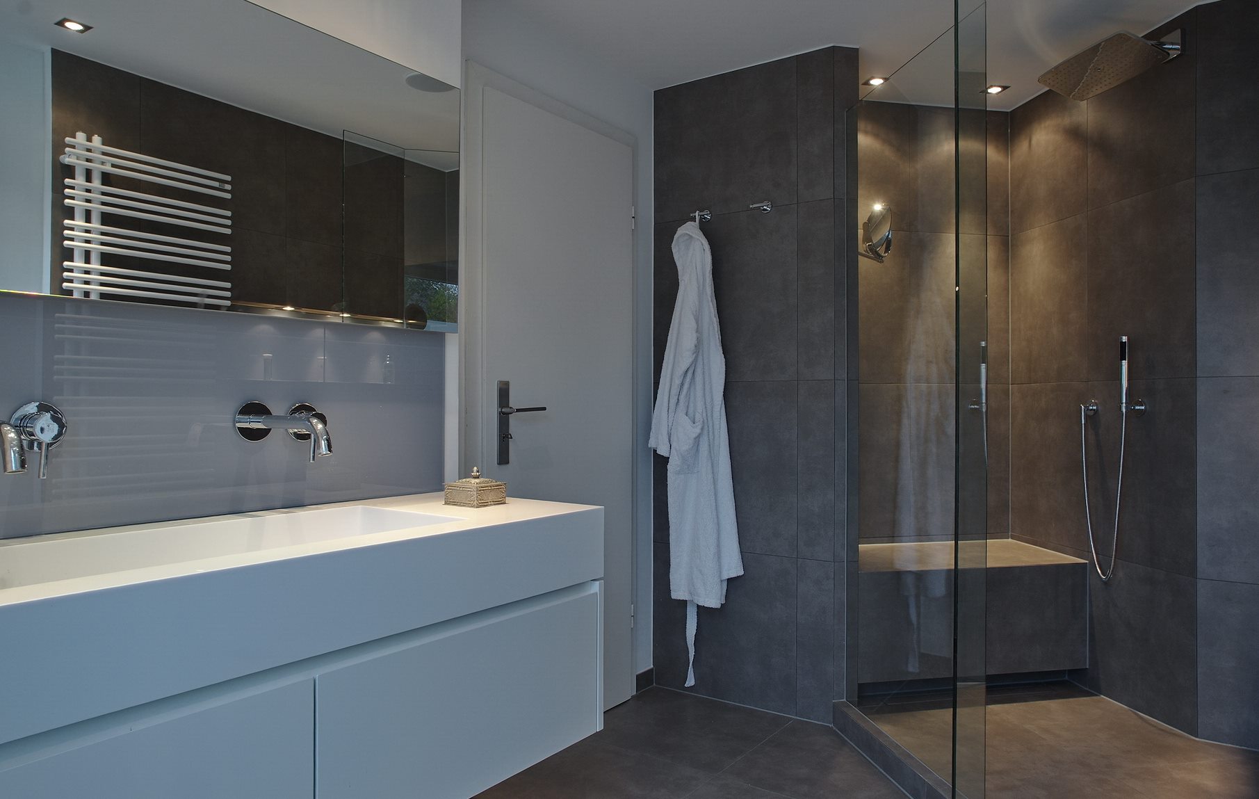 Großformatige Fliesen in der Dusche