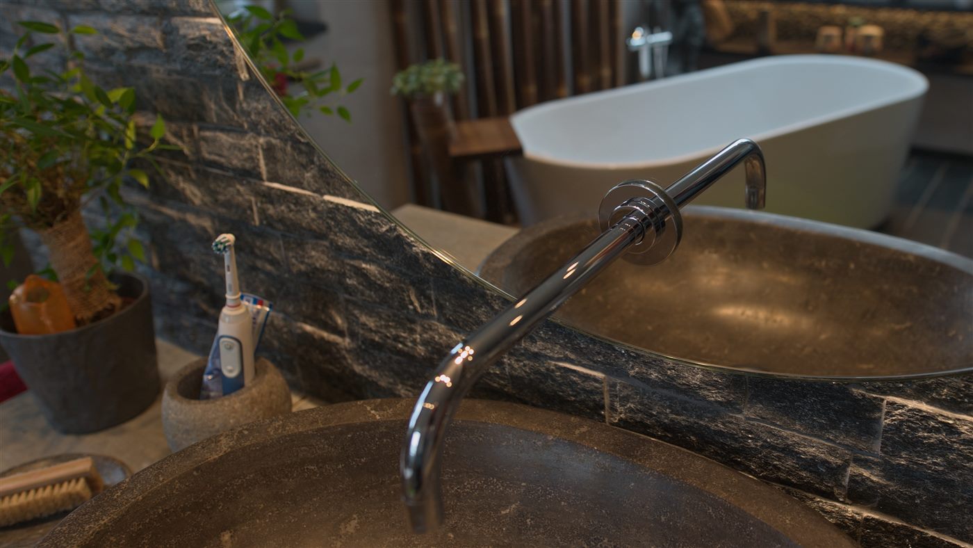 Armaturendetail mit Naturstein