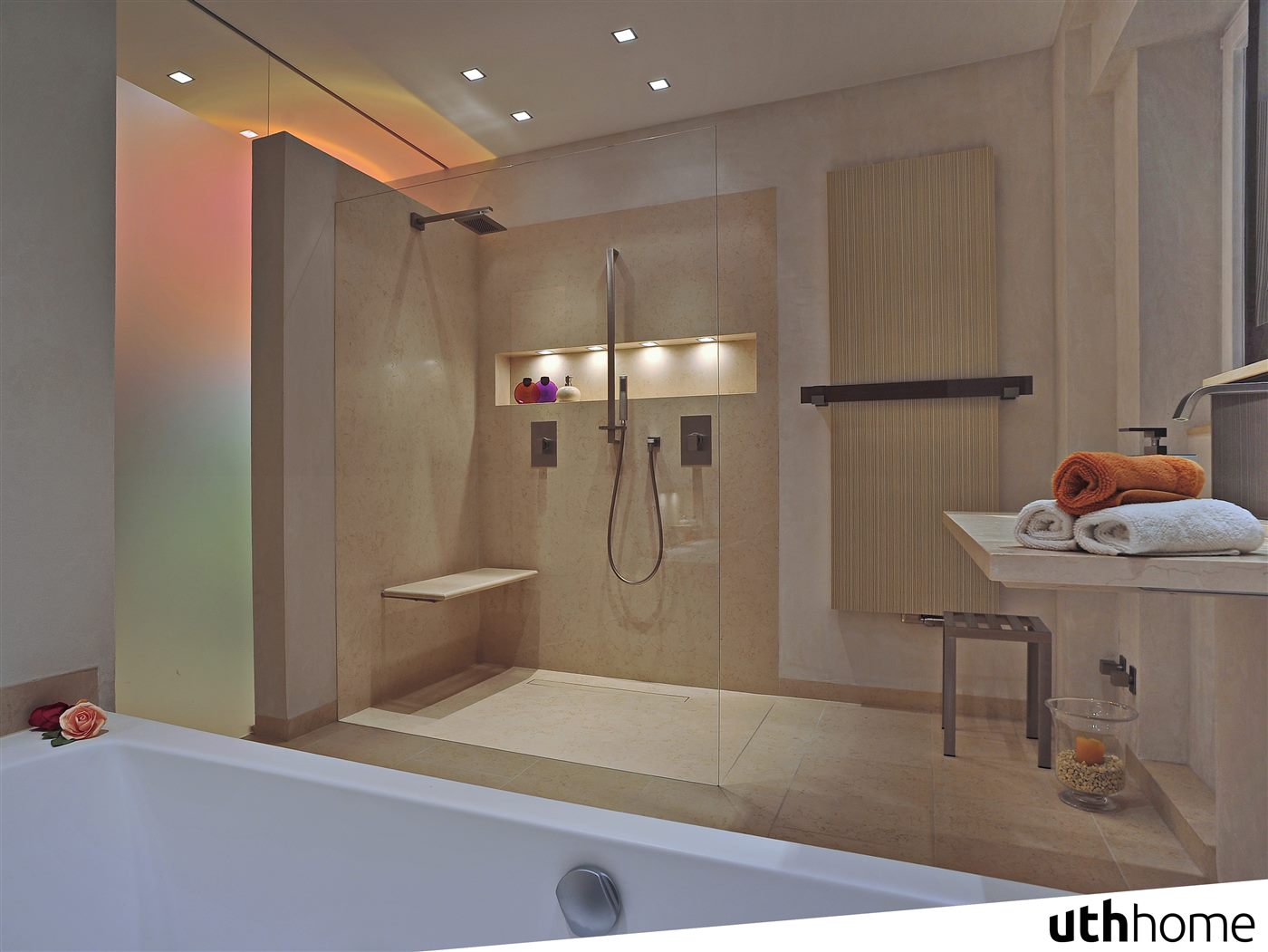 Helles Bad mit Dusche und Wanne