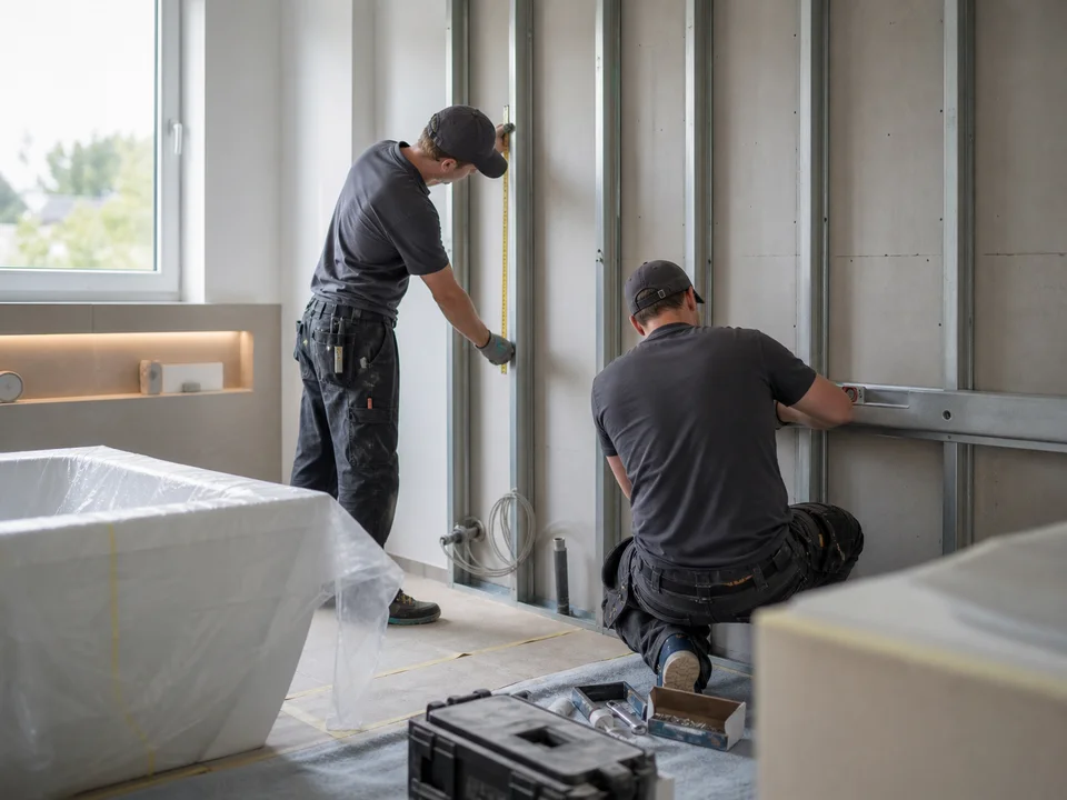 Nachgebildete Handwerksszene auf einer Badbaustelle